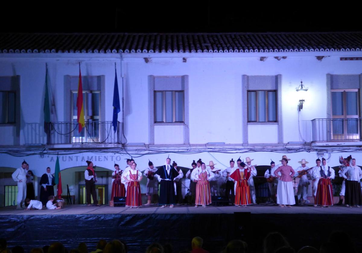 El folclore de Madeira y Eslovaquia llenó de música y color la concurrida plaza de España