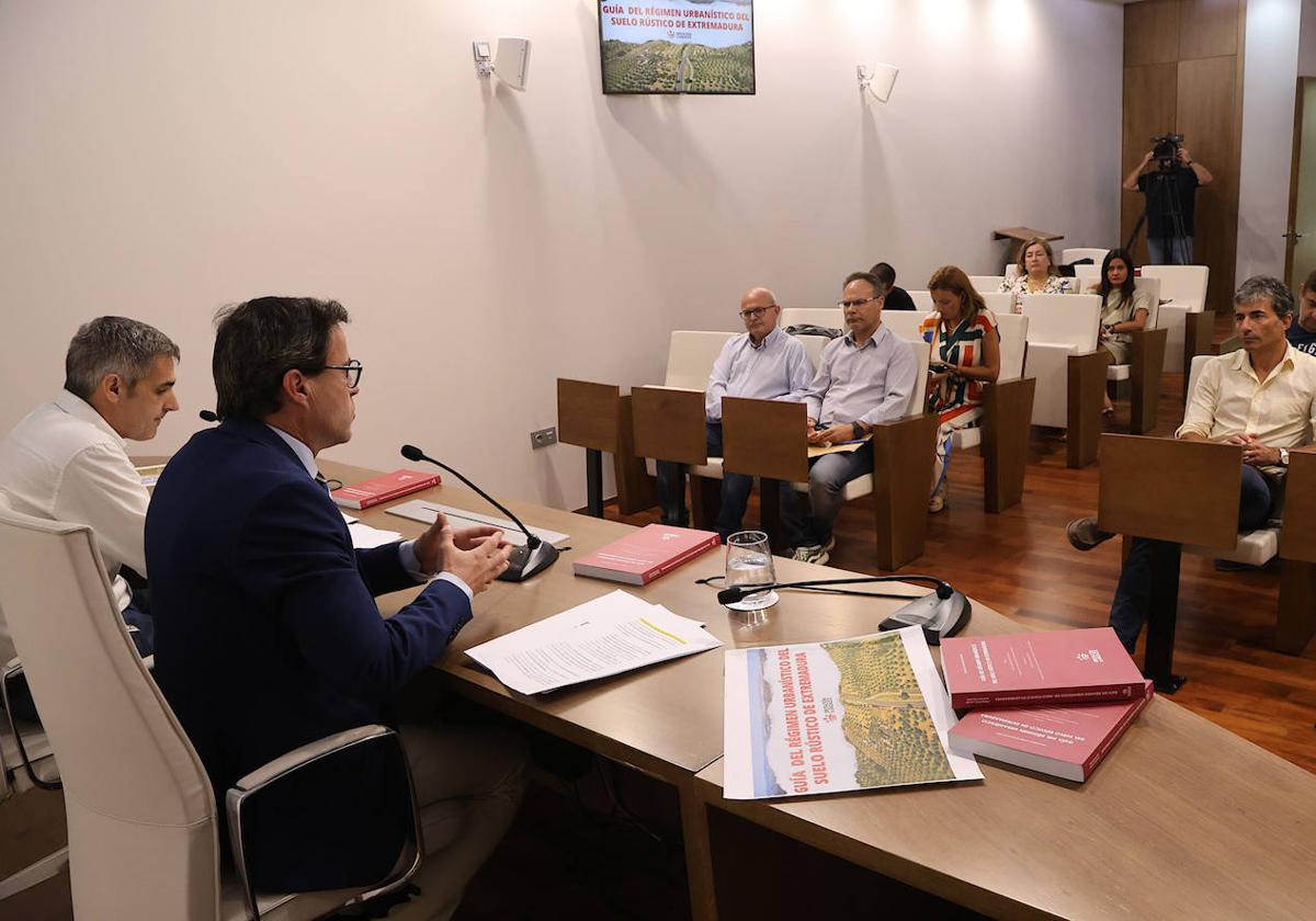 Diputación edita una guía sobre el régimen urbanístico del suelo rústico en Extremadura