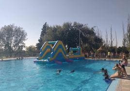 Juegos acuaticos en la piscina municipal.