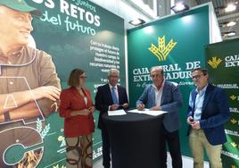 Firma del convenio de colaboración de Caja Rural de Extremadura y Salón Ovino