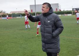 El técnico del CD Castuera dirigiendo un partido la pasada temporada.