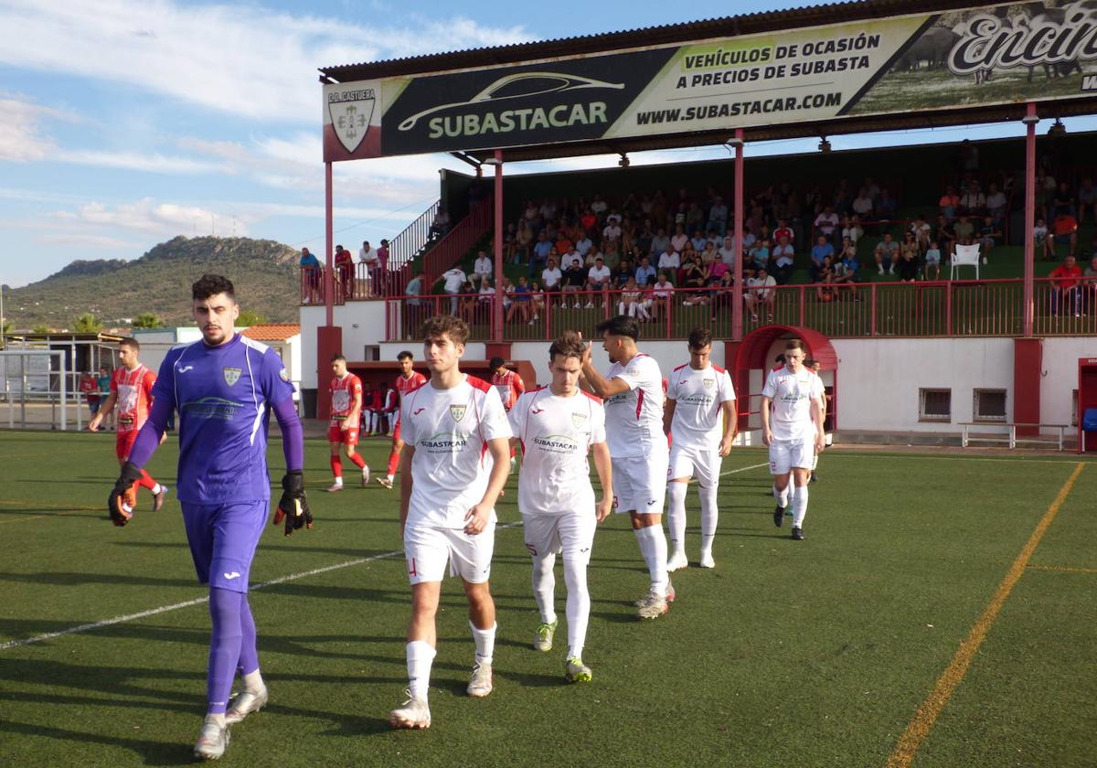 Jugadores del CD Castuera-Subastacar del equipo de Tercera RFEF saltado al terreno de juego.