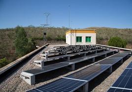 Paneles solares en la terraza de un edificio.