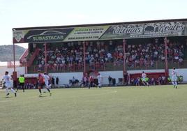 Imagen de un partido de fútbol en el campo Manuel Ruiz