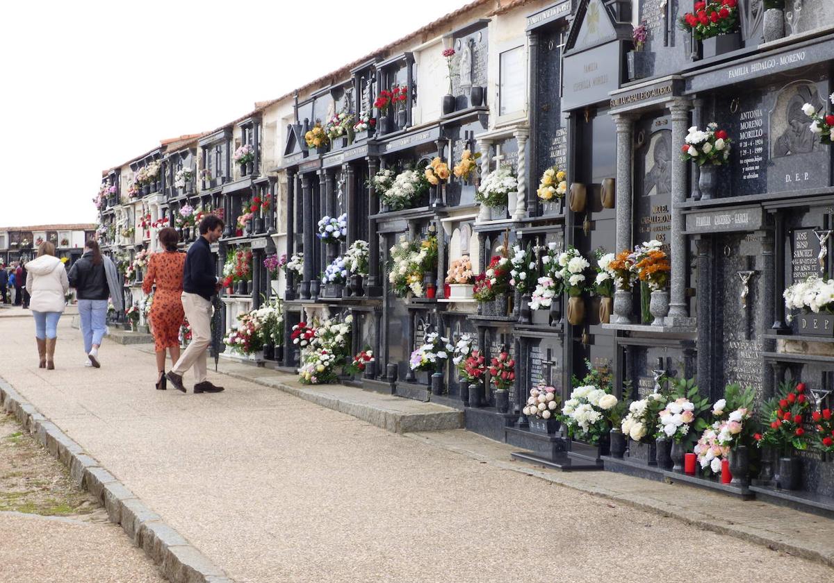 Centenares de personas recuerdan a sus difuntos en el Día de Todos los Santos