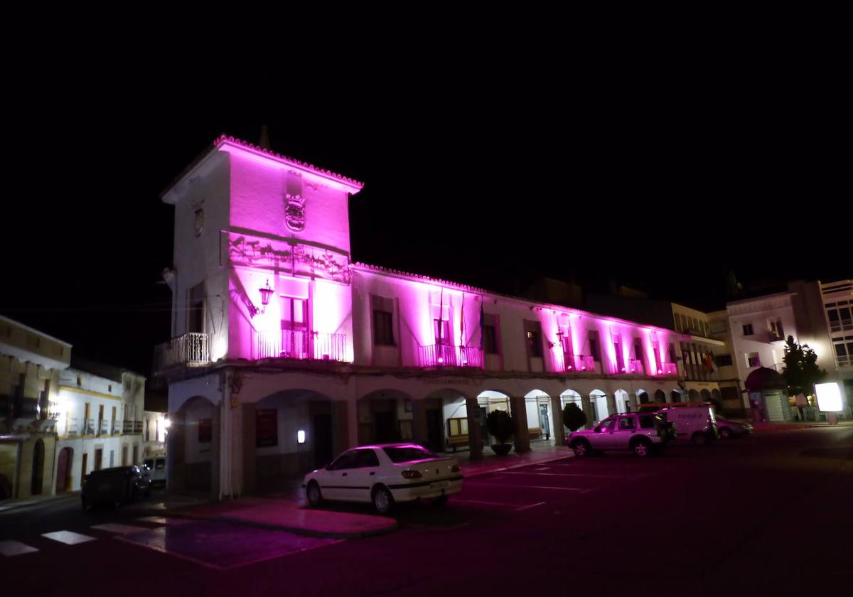 Fachada del ayuntamiento iluminada con el color violeta.