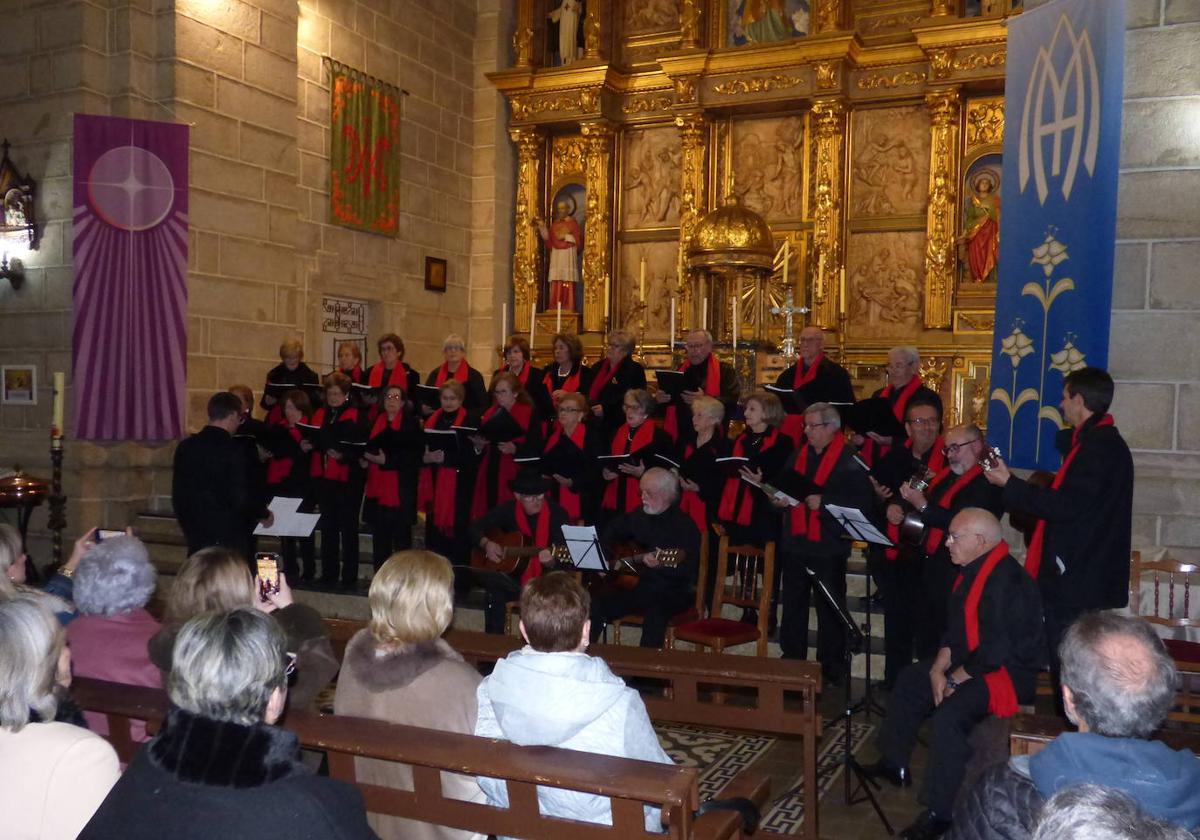 La Asociación Musico-folklórica del Centro de Mayores de Castuera le canta a la Navidad