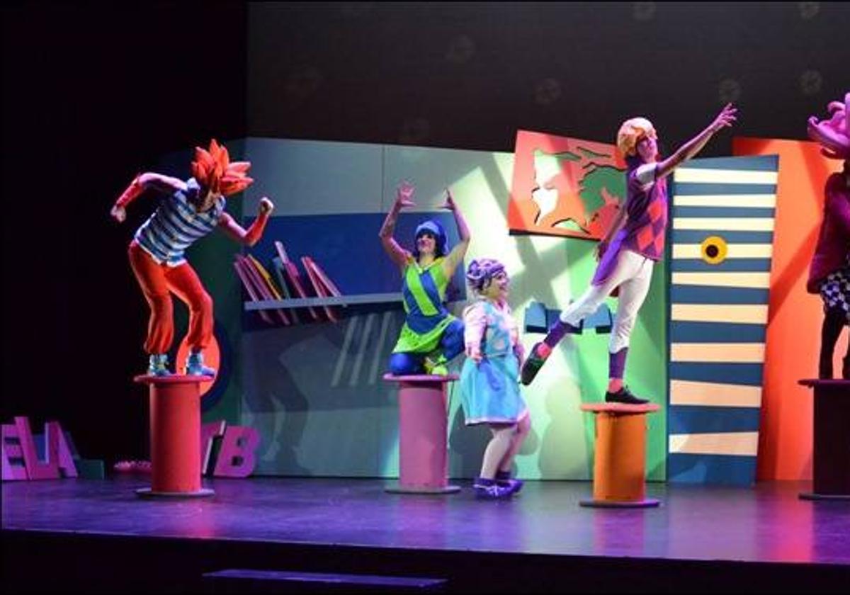 El programa «Pequescena» de Diputación recala en Castuera con el musical 'Trasto, Truka y la profesora Trova'
