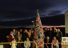Árbol de navidad tejido en ganchillo que han instalado en Benquerencia de La Serena.
