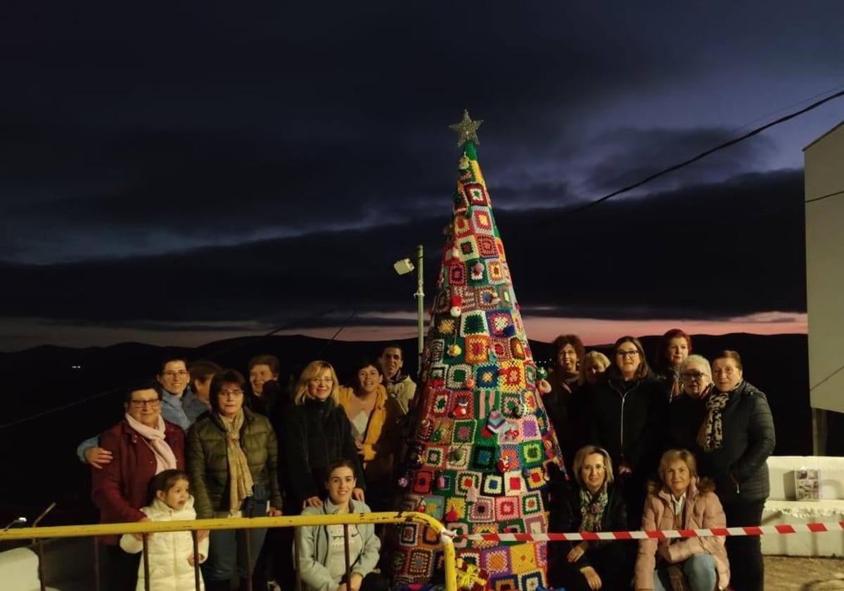 Las vecinas de Benquerencia de La Serena tejen la Navidad