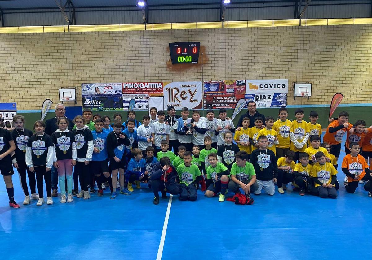 Foto de familia de participantes y autoridades tras la entrega de trofeis