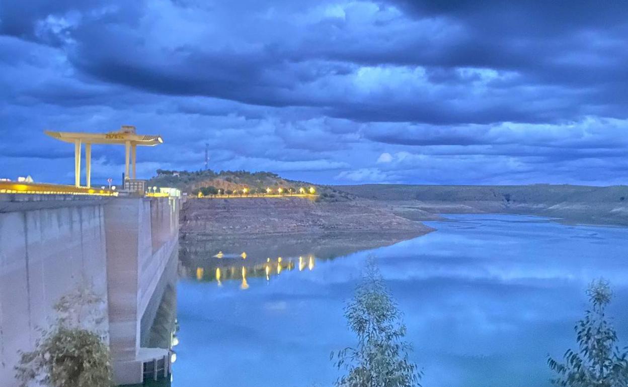 Presa del embalse de La Serena. 