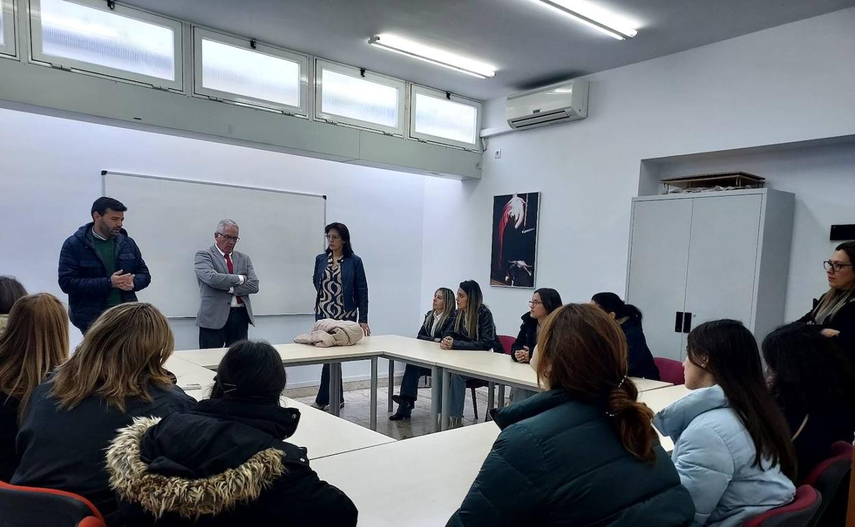 Trece mujeres desempleadas finalizan su formación en el Programa SARA de «Actividades Auxiliares de Comercio»