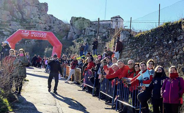 La cencerrada de la ruta senderista &#039;Balcón de La Serena&#039; en apoyo a La Buitrera 2023, animó un año más la meta la prueba