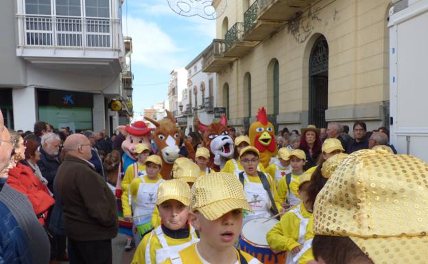 El pasacalle escolar volvió llenar de Carnaval las calles de Castuera