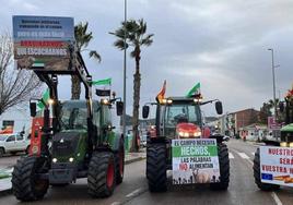 Tractores cortan el tráfico en la salida de Castuera a Villanueva de La Serena.