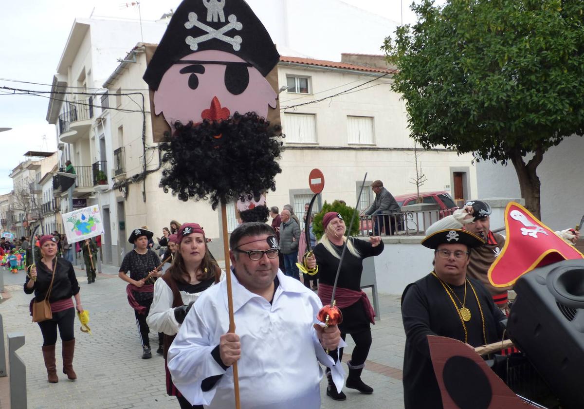 El pasacalle escolar de Carnaval volvió llenar de alegría y color las calles de Castuera