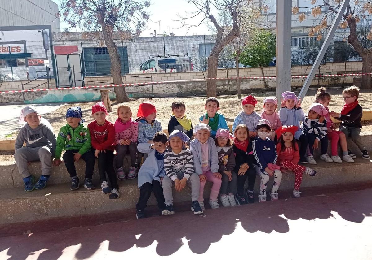 El colegio Joaquín Tena Artigas se coloca pañuelos solidarios en la cabeza en el Día del Cáncer Infantil