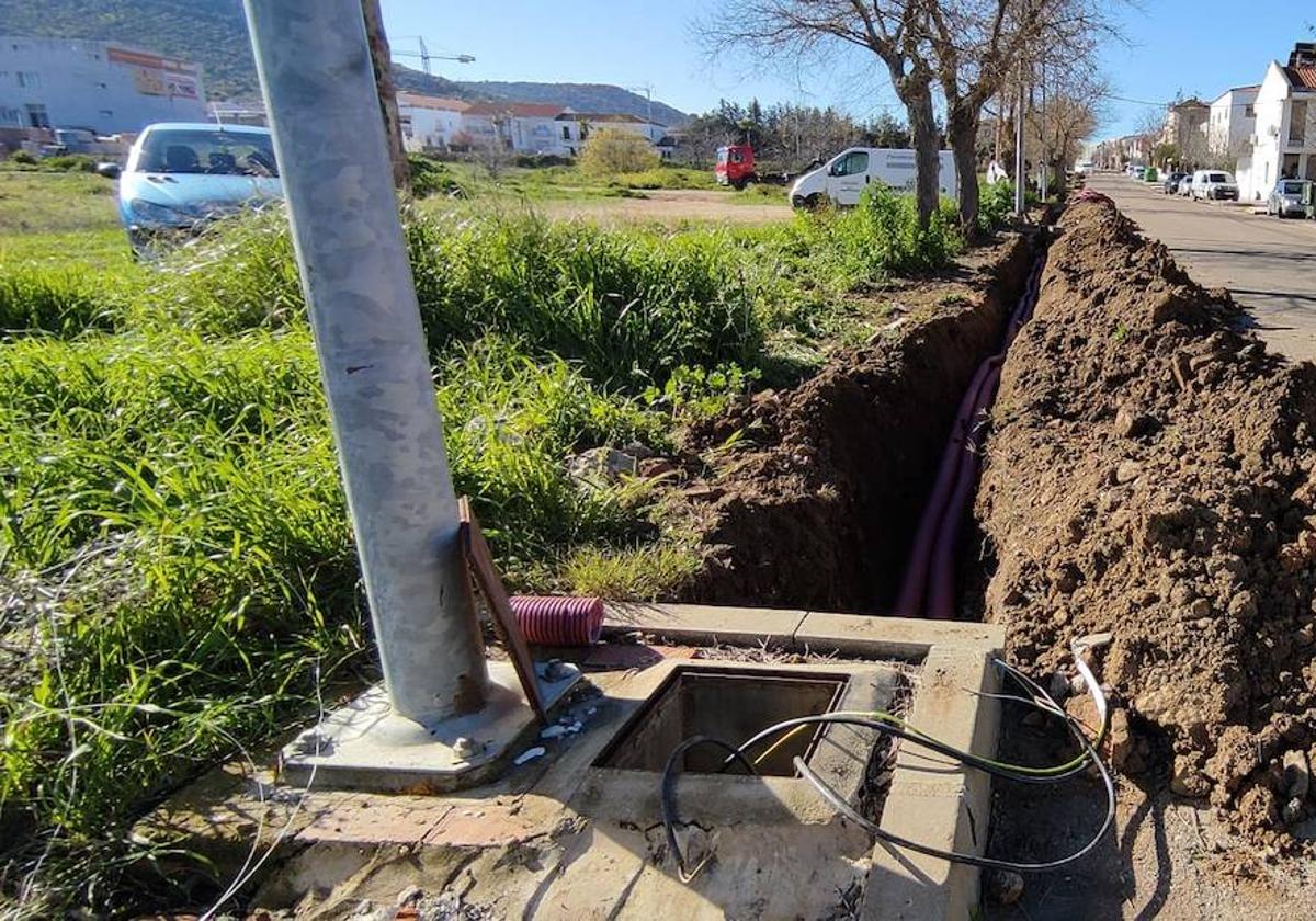 El ayuntamiento acomete la reparación de la línea eléctrica que dejó sin alumbrado público a una zona de la avenida General Luxan