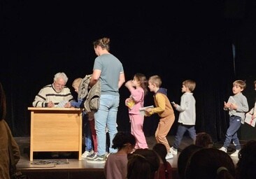 Gómez Cerdá firmando libros a los alumnos y alumnas del Tena Artigas.