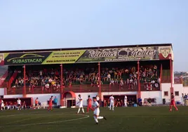 Partido de fútbol en el Manuel Ruiz.