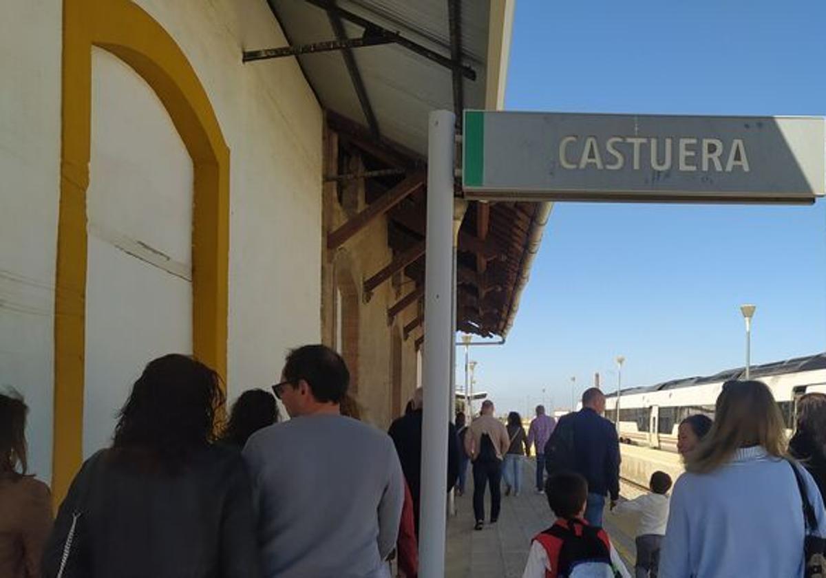 Adif mejora la protección de 11 pasos a nivel en la línea convencional Guadalmez-Castuera