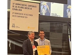 El gerente de Covica con el diploma acreditativo.