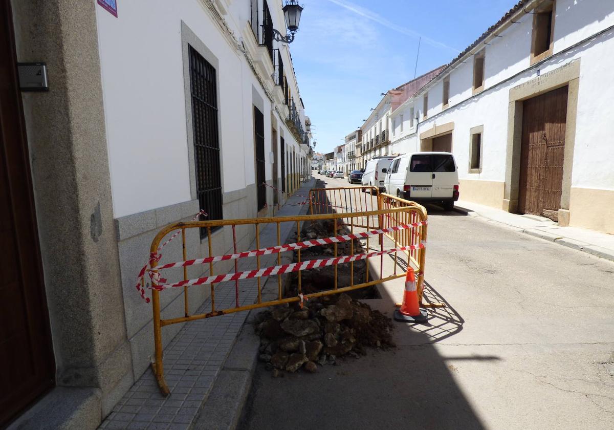 El hundimiento de un tramo de la calzada obliga a cortar el tráfico en la calle Huertos