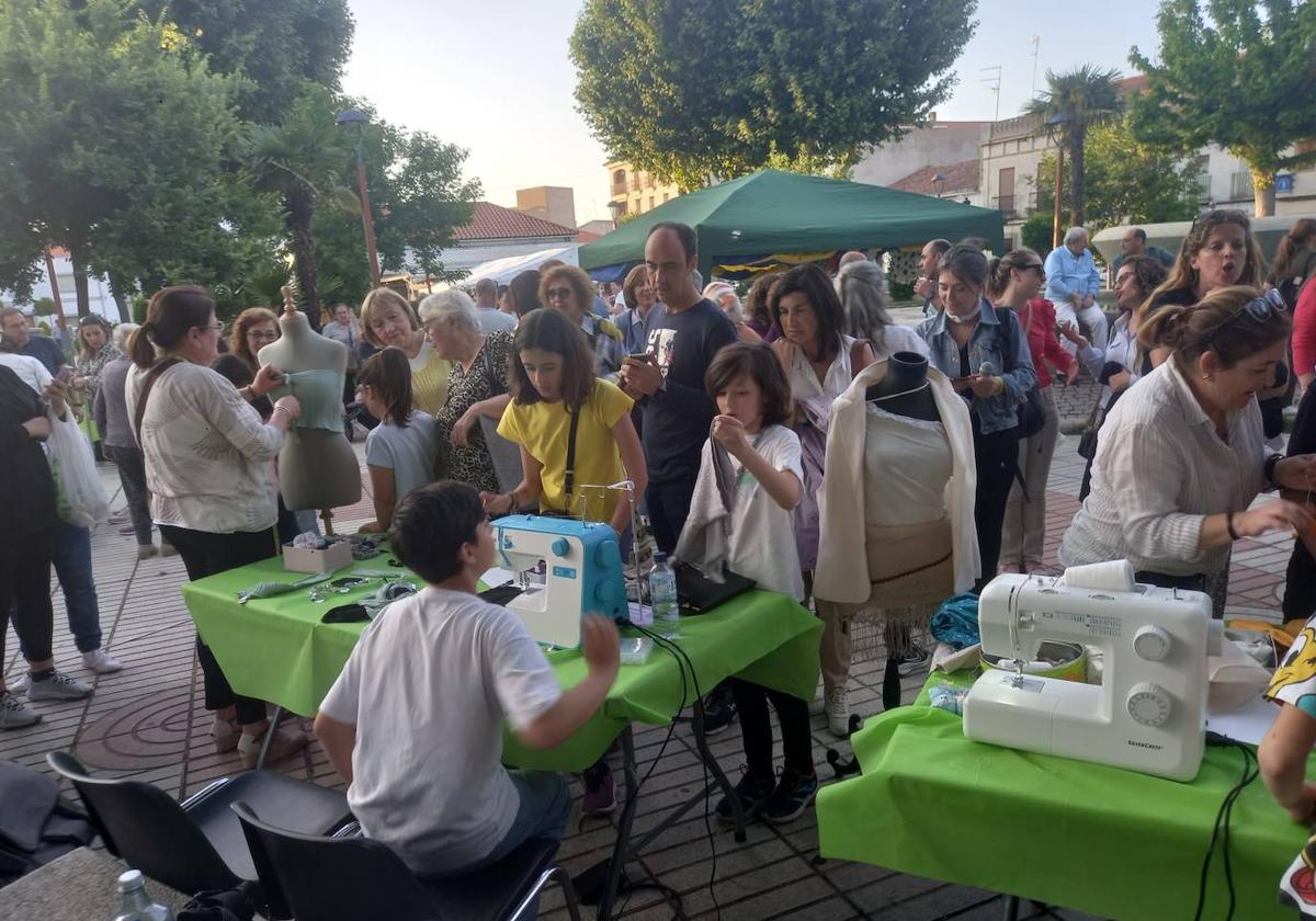 El taller de Costura Creativa y de Supervivencia de la UP de Castuera sacó sus trabajos a la calle