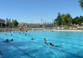 Curso de natación en la piscina municipal. Archivo.