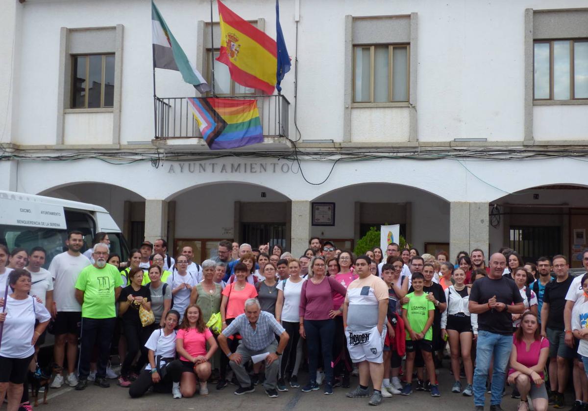 Grupo de participantes en el punto de inscripción en la Plaza de España.