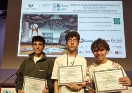 El equipo del IES de Castuera, formado por Francisco Javier Bravo de Medina, Iker Martín y Sixto López