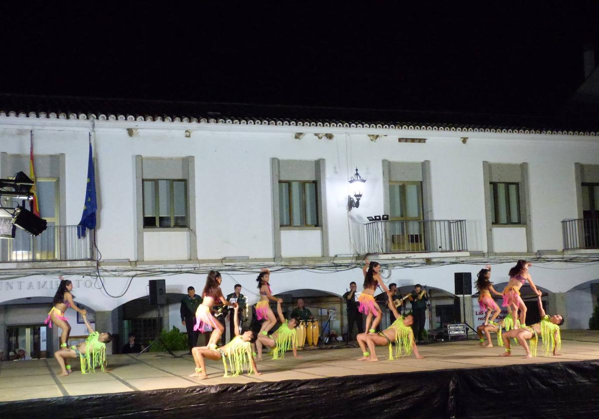 El folclore de Colombia y la República Checa llenó de música y color la concurrida plaza de España