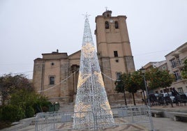 Prueba del alumbrado navideño esta mañana en el árbol de Navidad de la plaza de España.