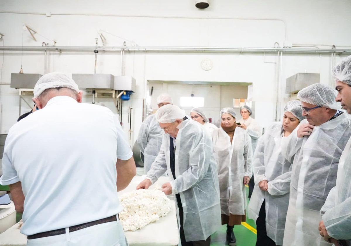 El secretario general del PSOE de Extremadura, Miguel Ángel Gallardo, visita Castuera para apoyar la industria del turrón y trabajadores