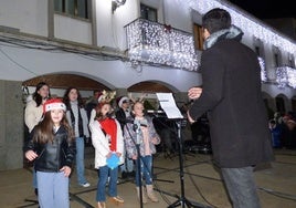 El certamen de villancicos llenó la Plaza de España de canciones navideña.