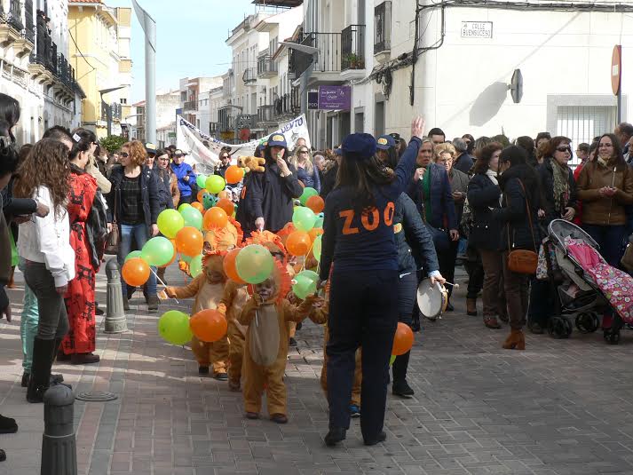 El pasacalle escolar llena de carnaval las calles de Castuera