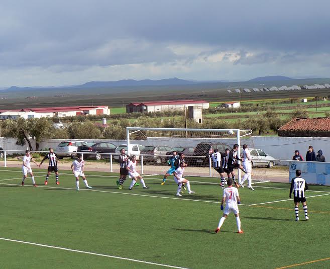 Pomo cabecea a fondo de la red para hacer el gol que daba la victoria al conjunto turronero. F.V.