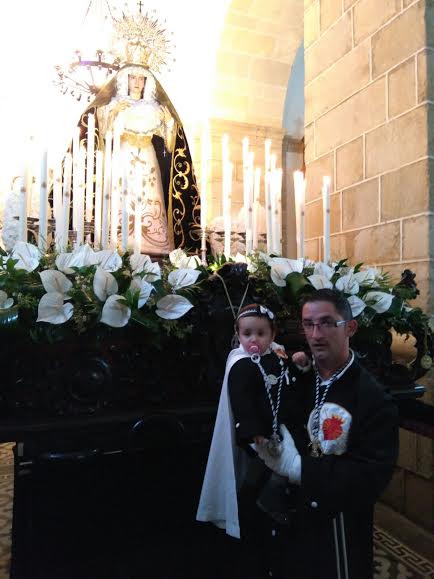 Antonio García junto a su hija posan junto a la Virgen de La Soledad y Mayor Dolor. 