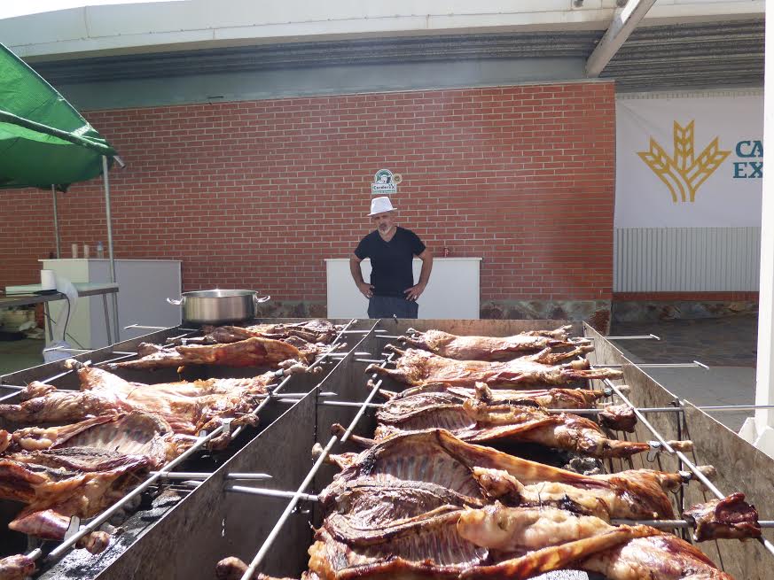 Centenares de personas acuden al reclamo del mejor asado de cordero Corderex al carbón de encina