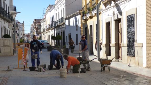 En marcha las obras de mejora del firme de la calzada de la calle Santa Ana