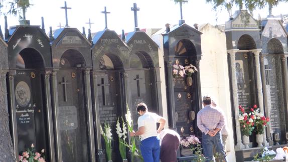 El cementerio municipal de Castuera cambia a su horario de verano