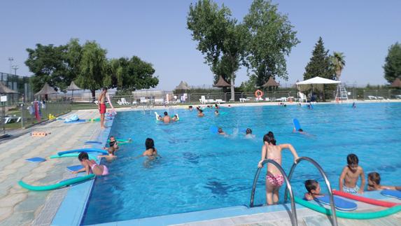 El Ayuntamiento oferta seis plazas de Monitores Deportivos para la piscina municipal