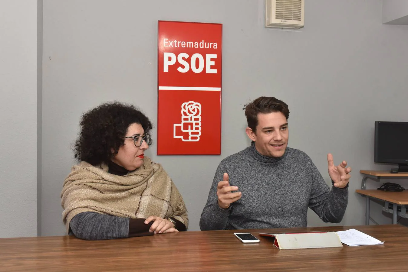 Héctor Lisero en la sede del PSOE de Coria