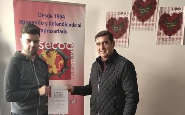 El vicepresidente de Asecoc entregando el premio