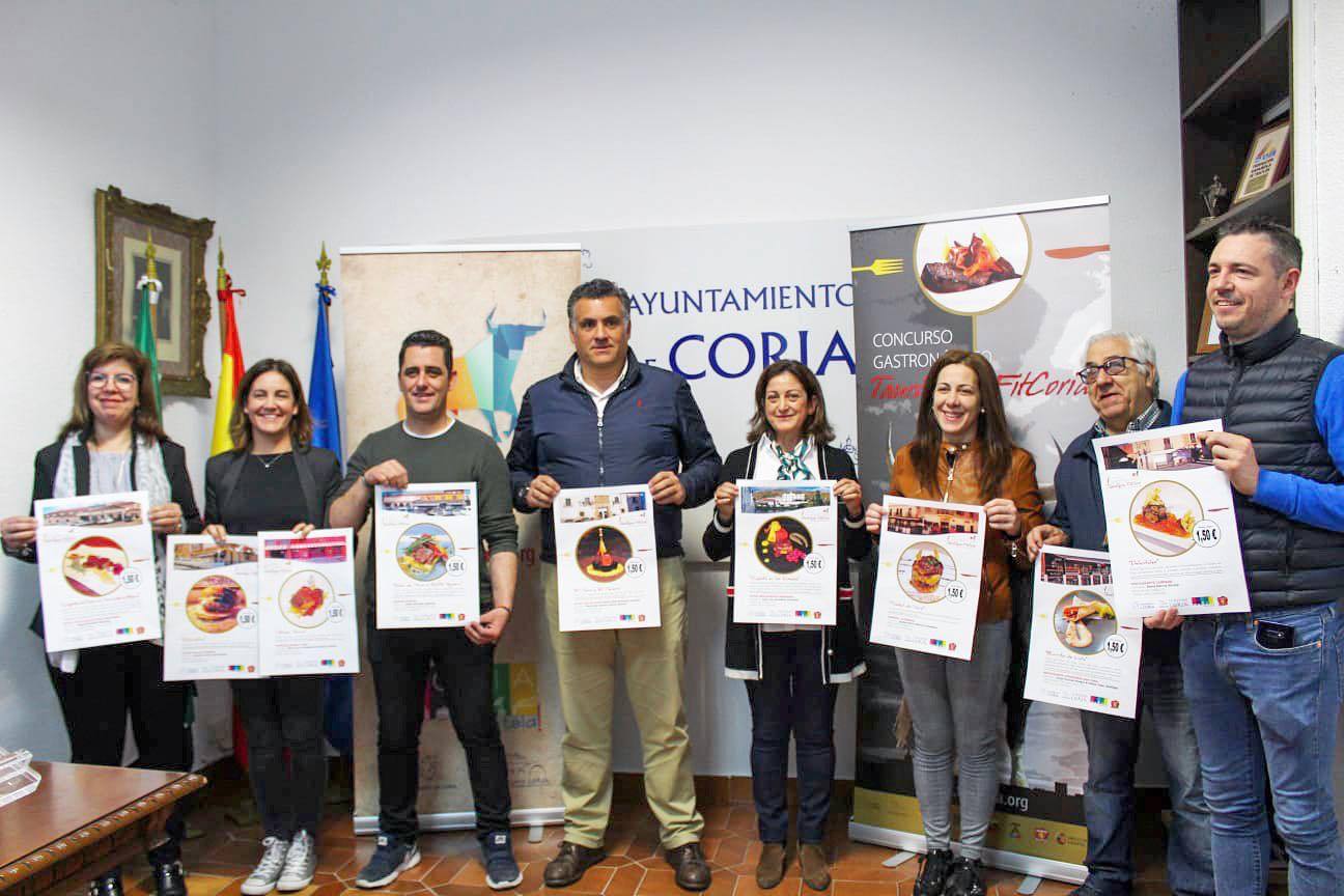 El alcalde con los participantes del concurso