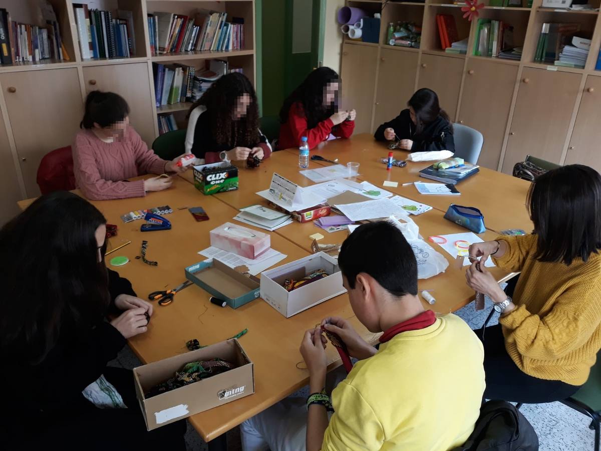 Inicio del taller de artesanía en el centro escolar cauriense