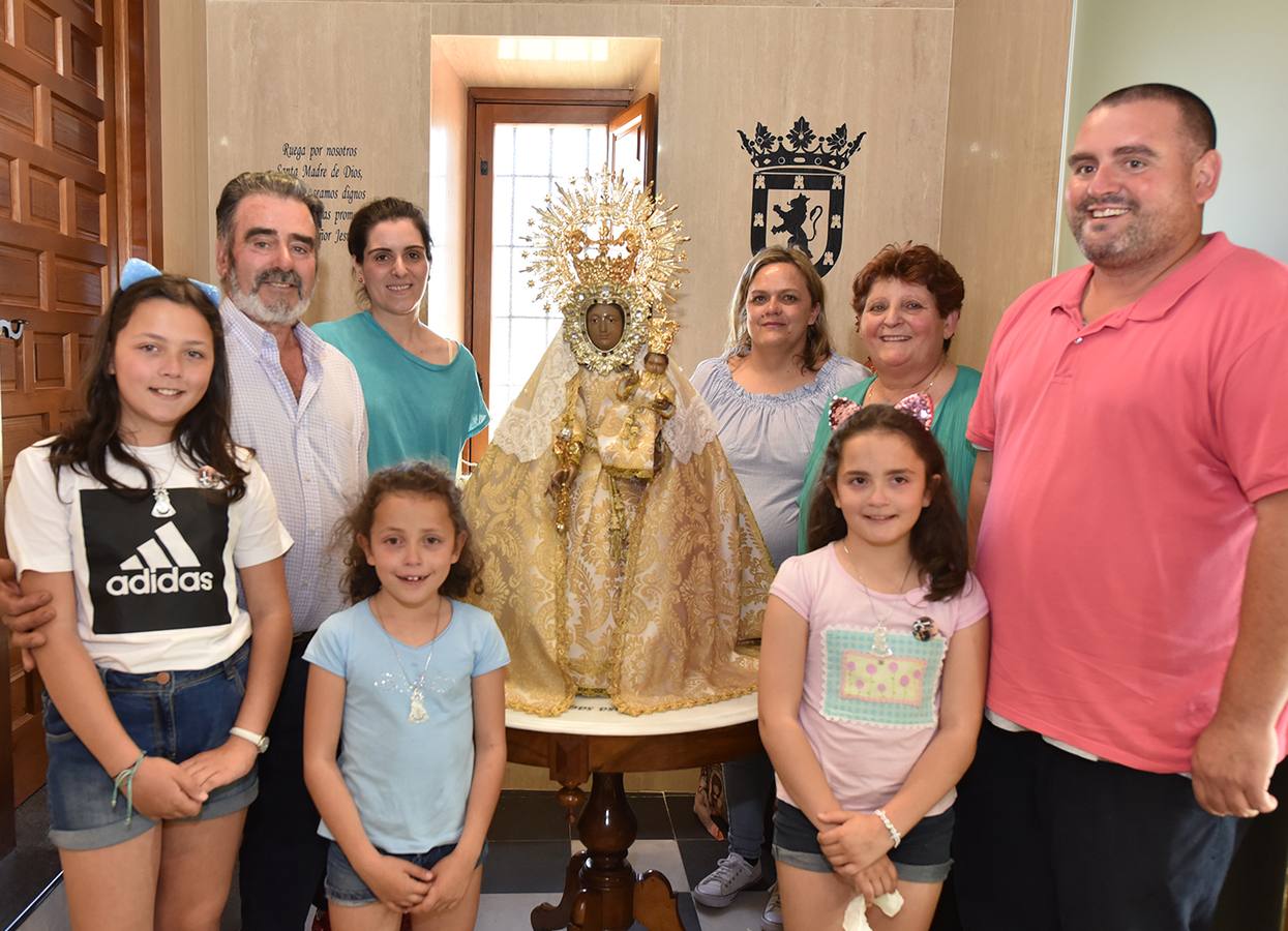 Familia que subió la Virgen al Camarín