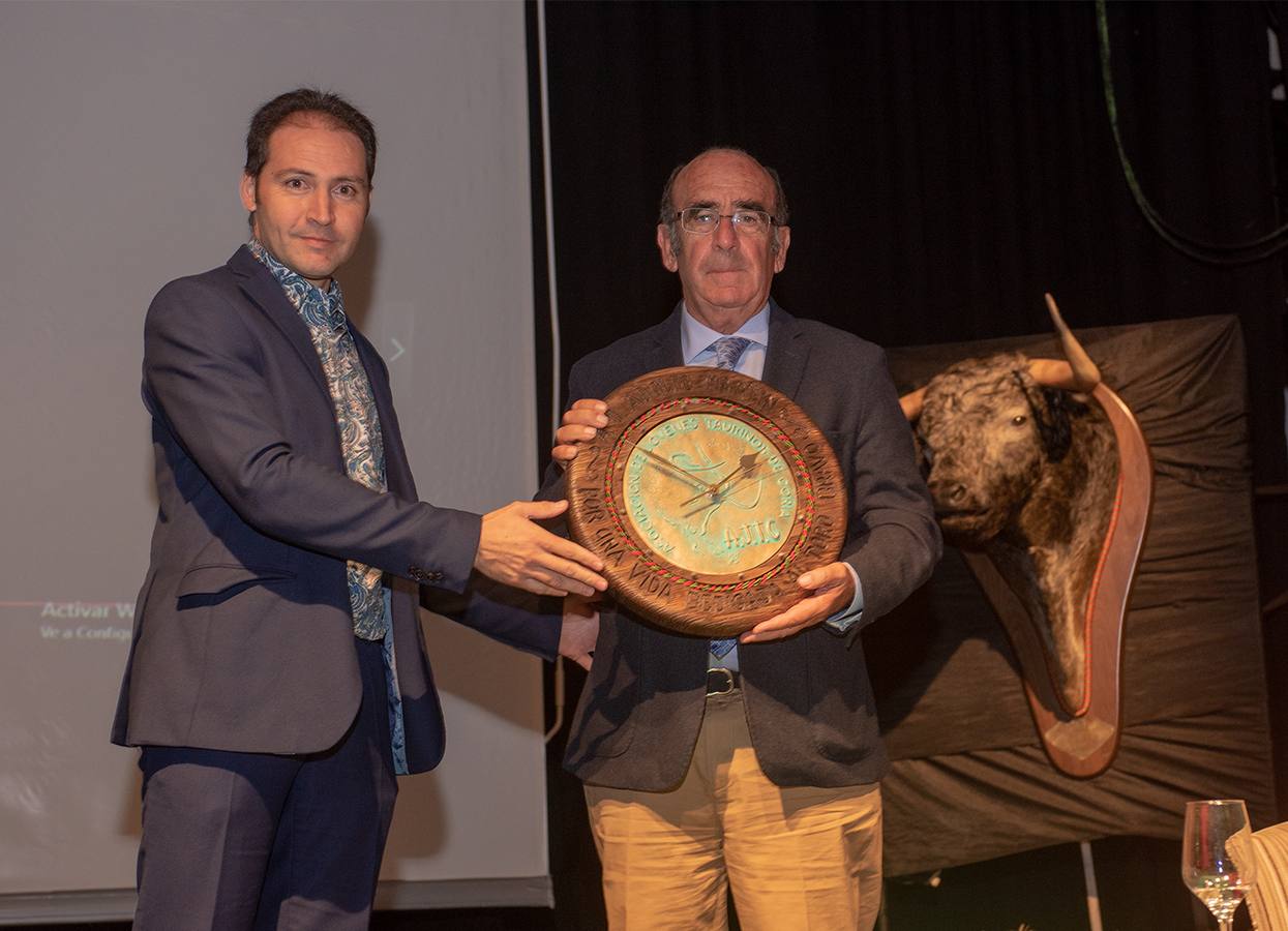 Entrega de un trofeo al ganadero Adolfo Martín