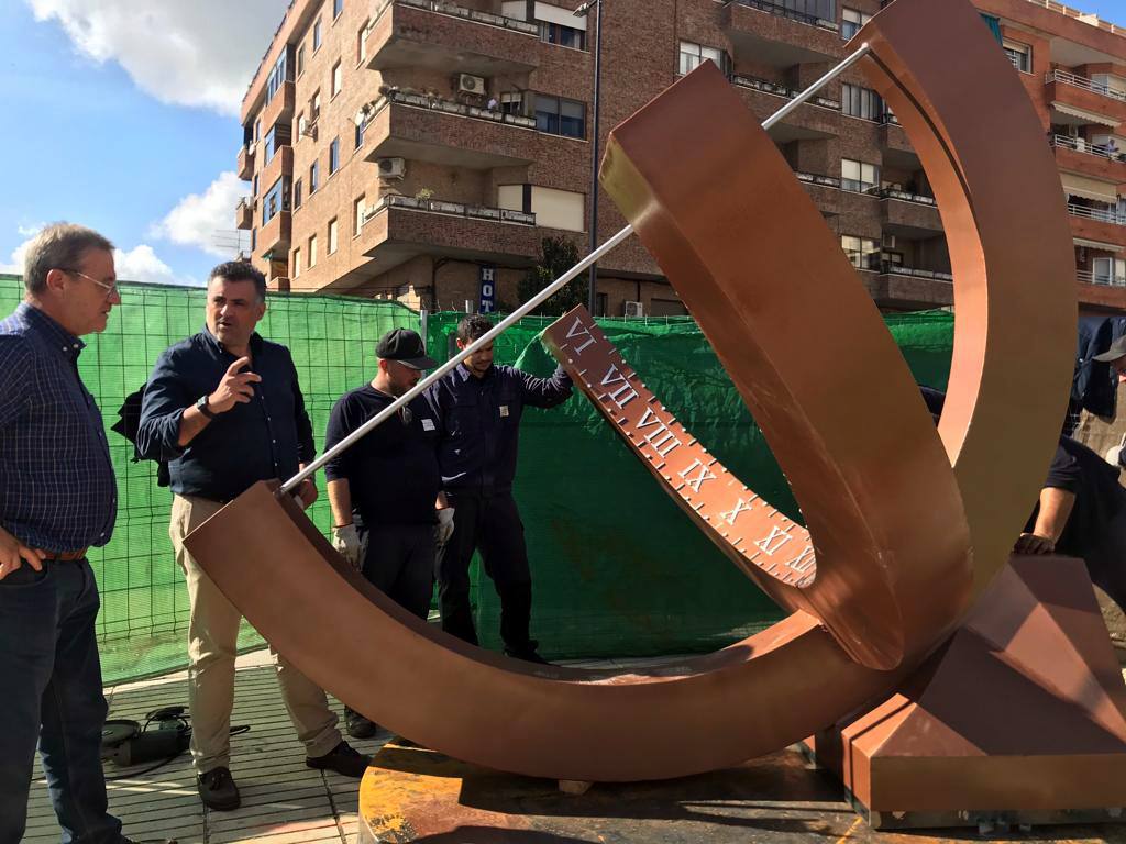 Operarios colocando el reloj solar